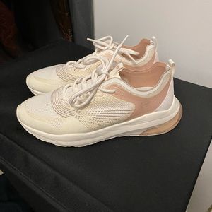 Fabletics size 7.5 brand new, worn once for a few hours.